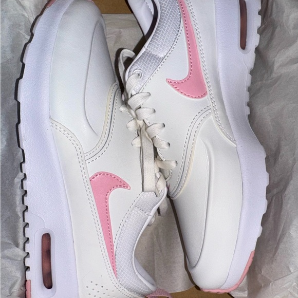 NEW Nike White and Pink Sneakers with Air Cushioning and Textured Sole - Picture 3 of 12